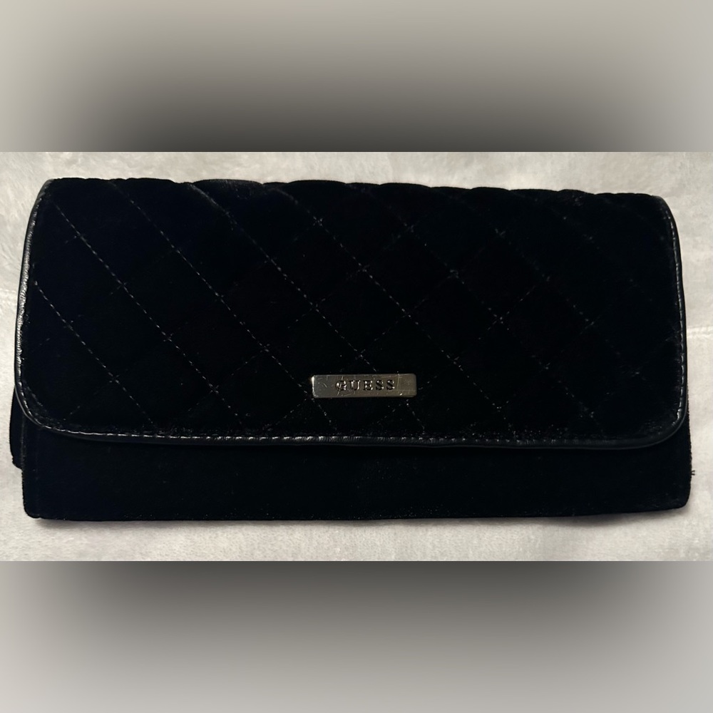 BLACK GUESS CLUTCH .